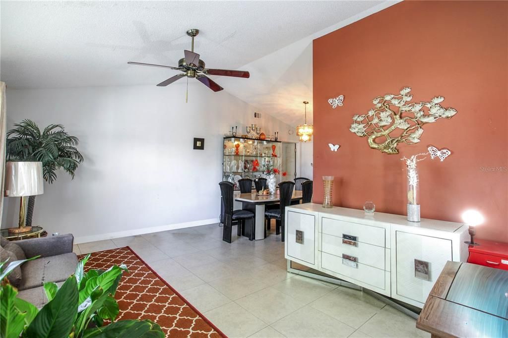 Activo con contrato: $349,000 (3 camas, 2 baños, 2339 Pies cuadrados)