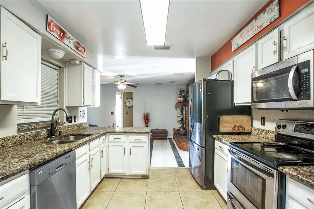 Activo con contrato: $349,000 (3 camas, 2 baños, 2339 Pies cuadrados)