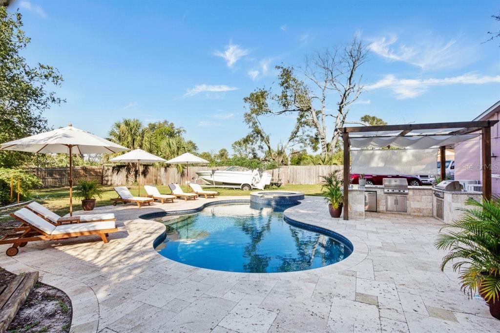 Activo con contrato: $349,000 (3 camas, 2 baños, 2339 Pies cuadrados)