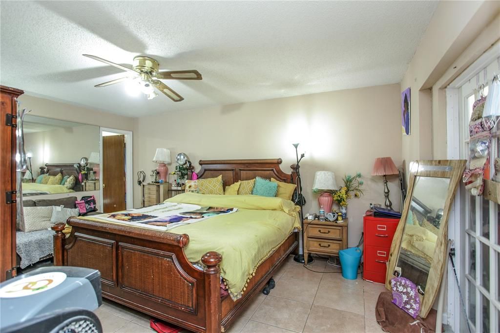 Activo con contrato: $349,000 (3 camas, 2 baños, 2339 Pies cuadrados)