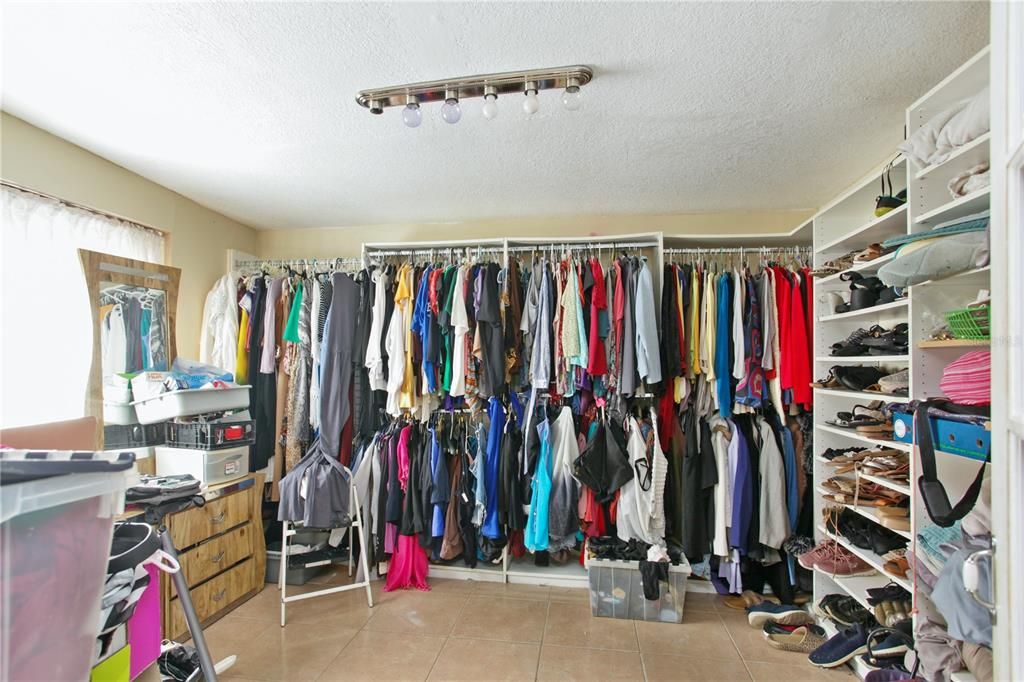 Activo con contrato: $349,000 (3 camas, 2 baños, 2339 Pies cuadrados)