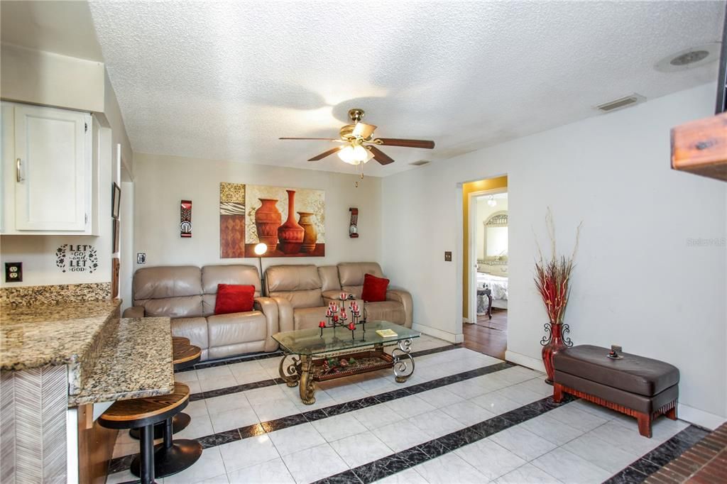 Activo con contrato: $349,000 (3 camas, 2 baños, 2339 Pies cuadrados)