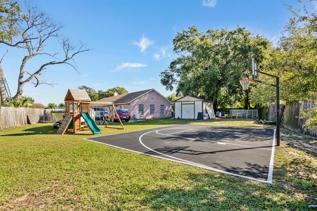 Activo con contrato: $349,000 (3 camas, 2 baños, 2339 Pies cuadrados)