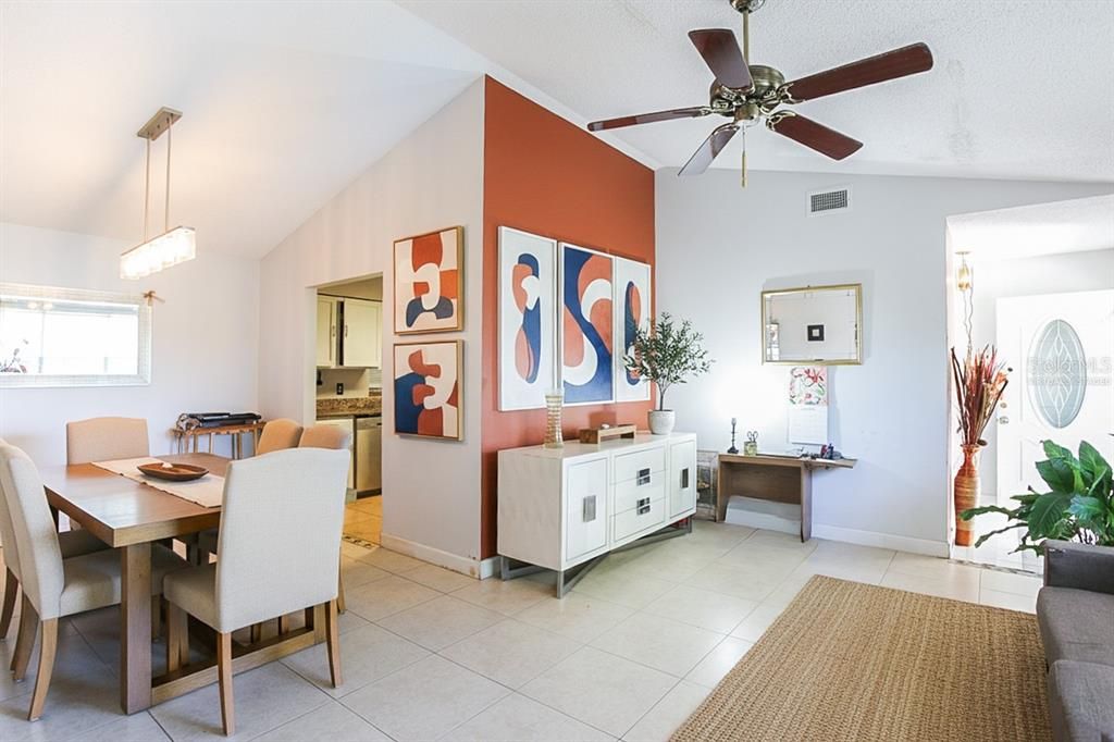 Activo con contrato: $349,000 (3 camas, 2 baños, 2339 Pies cuadrados)