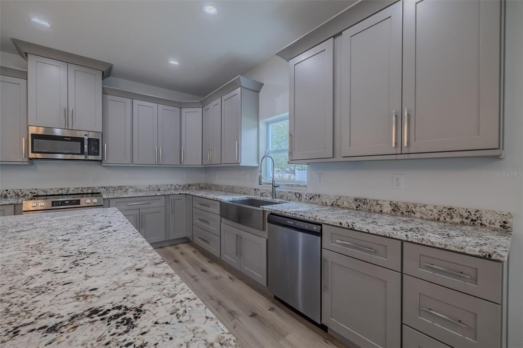 合同活跃: $413,000 (3 贝兹, 2 浴室, 1978 平方英尺)