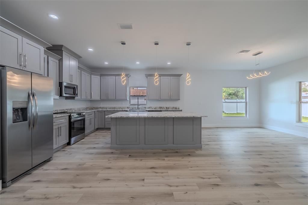 合同活跃: $413,000 (3 贝兹, 2 浴室, 1978 平方英尺)