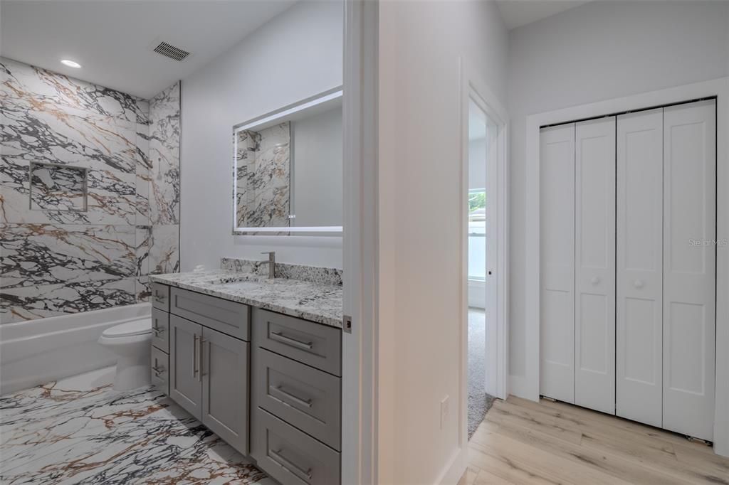 合同活跃: $413,000 (3 贝兹, 2 浴室, 1978 平方英尺)