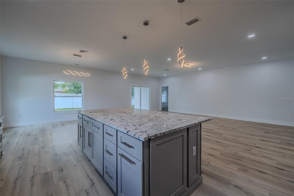 合同活跃: $413,000 (3 贝兹, 2 浴室, 1978 平方英尺)