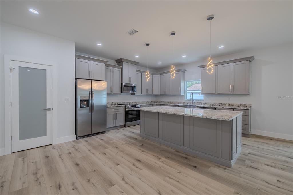 合同活跃: $413,000 (3 贝兹, 2 浴室, 1978 平方英尺)