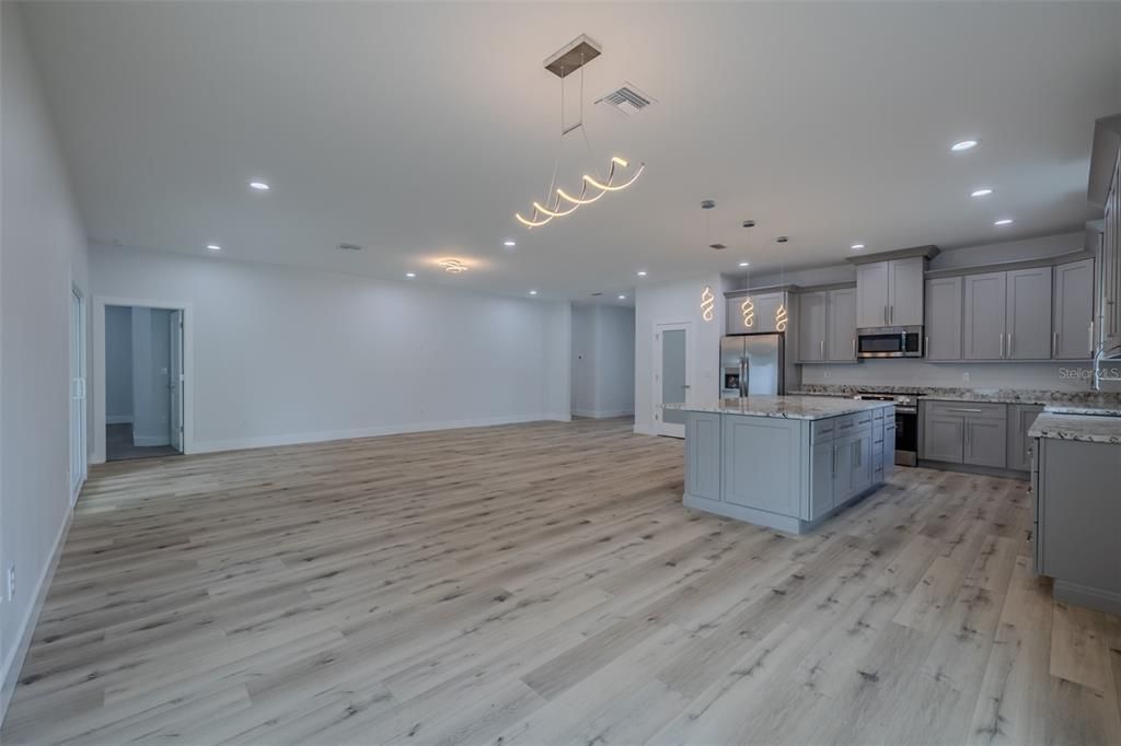 合同活跃: $413,000 (3 贝兹, 2 浴室, 1978 平方英尺)