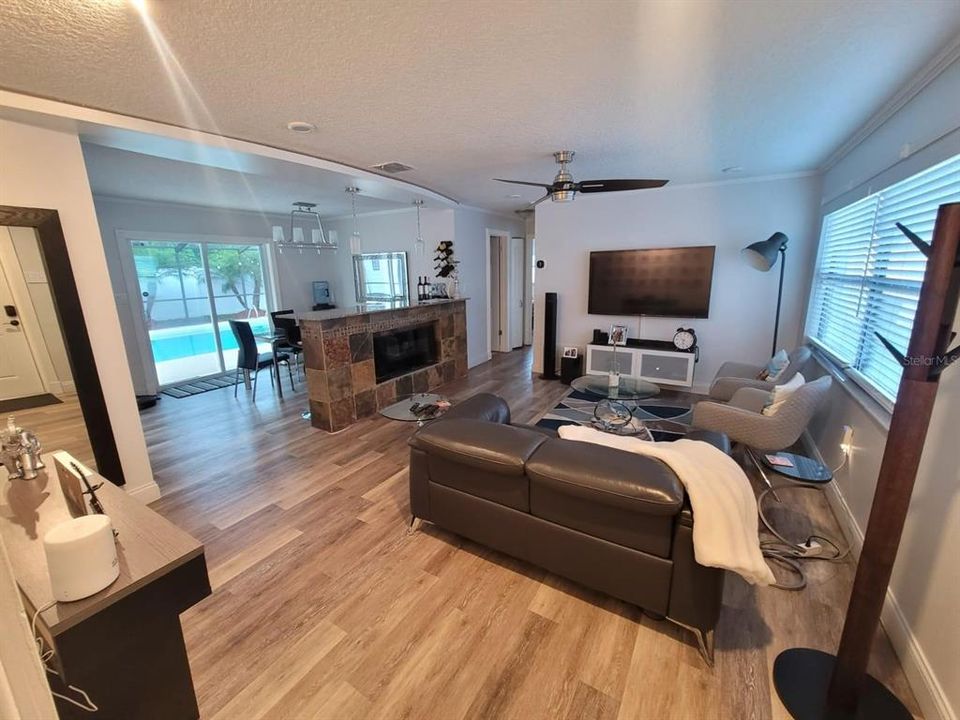 Active With Contract: $359,000 (3 beds, 2 baths, 1182 Square Feet)