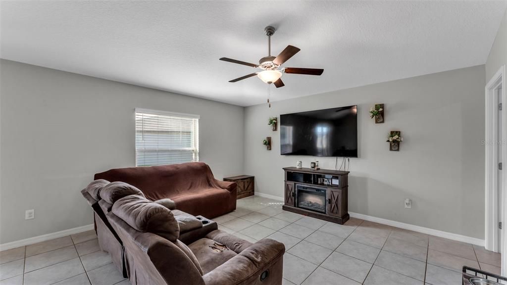 Active With Contract: $321,000 (3 beds, 2 baths, 1580 Square Feet)