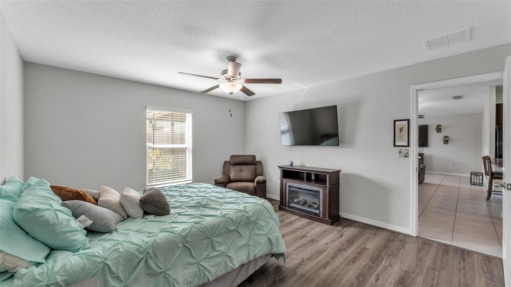 Active With Contract: $321,000 (3 beds, 2 baths, 1580 Square Feet)