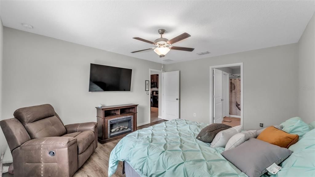 Active With Contract: $321,000 (3 beds, 2 baths, 1580 Square Feet)