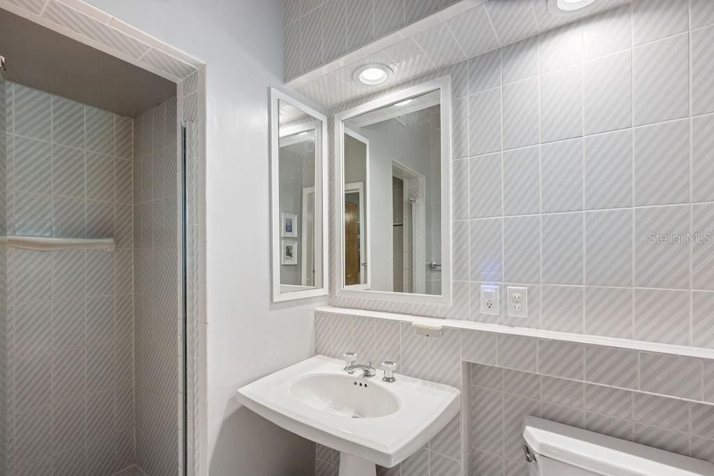 Под контрактом: $1,195,000 (3 спален, 2 ванн, 2152 Квадратных фут)