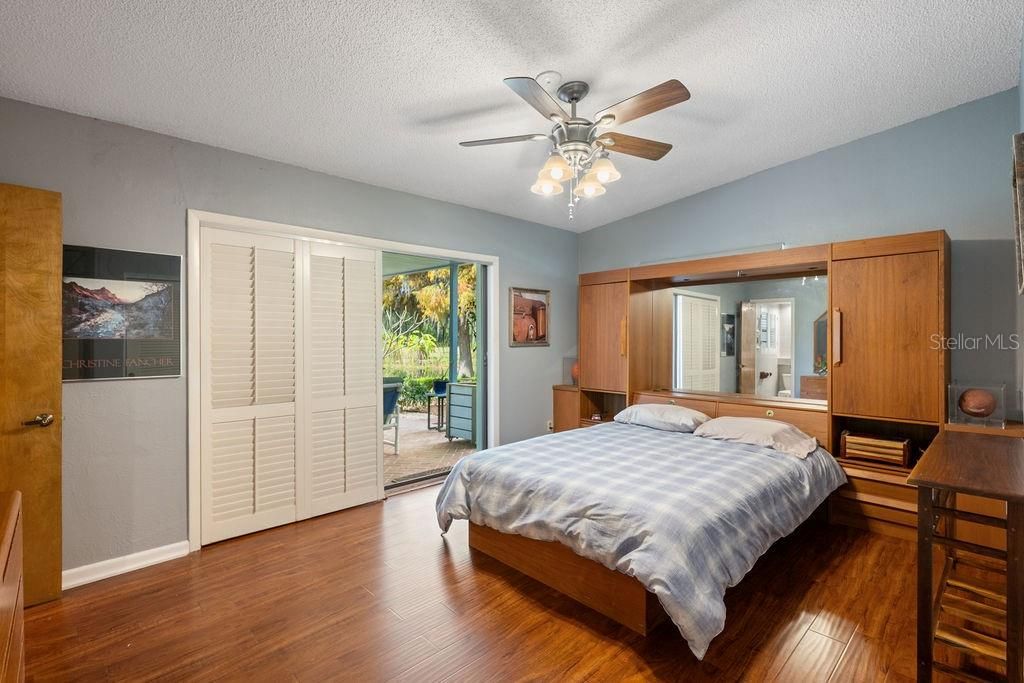 Под контрактом: $1,195,000 (3 спален, 2 ванн, 2152 Квадратных фут)