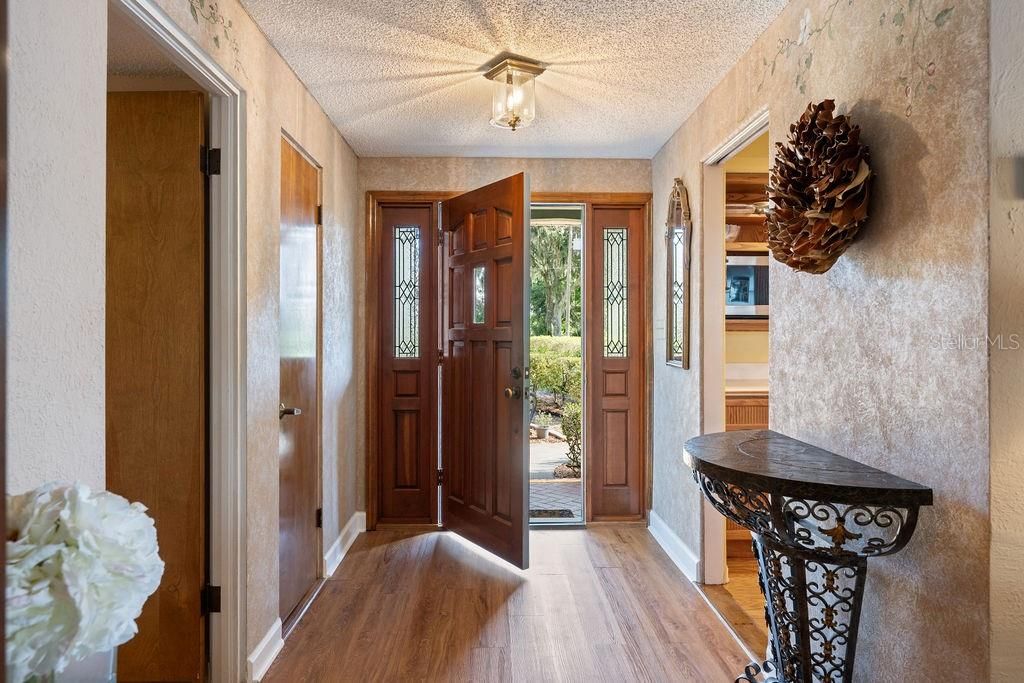 Под контрактом: $1,195,000 (3 спален, 2 ванн, 2152 Квадратных фут)