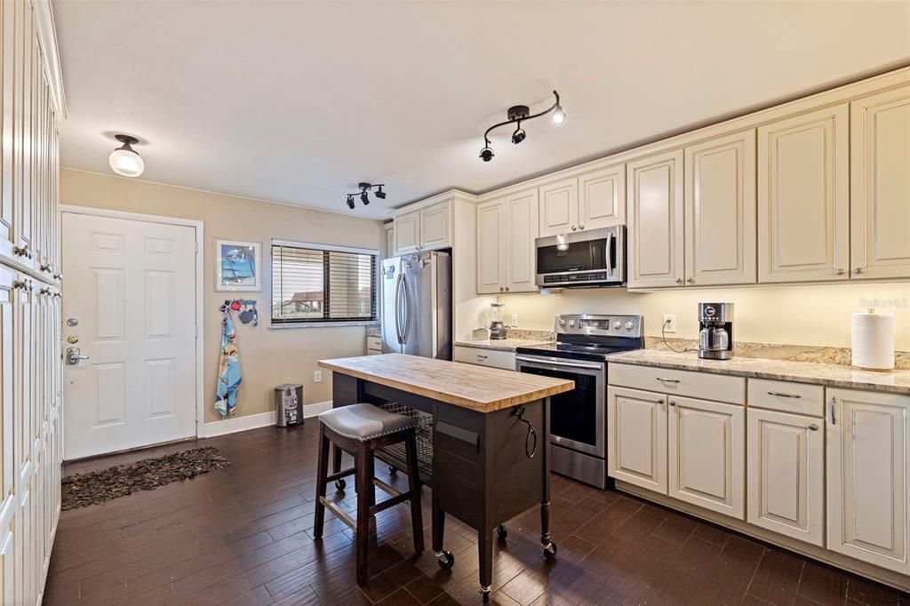 待售: $464,000 (2 贝兹, 2 浴室, 1040 平方英尺)