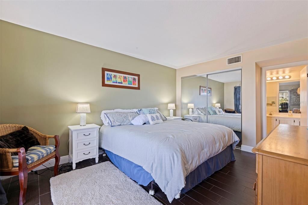 待售: $464,000 (2 贝兹, 2 浴室, 1040 平方英尺)