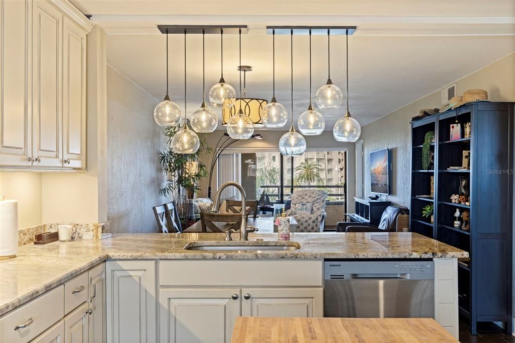 待售: $464,000 (2 贝兹, 2 浴室, 1040 平方英尺)