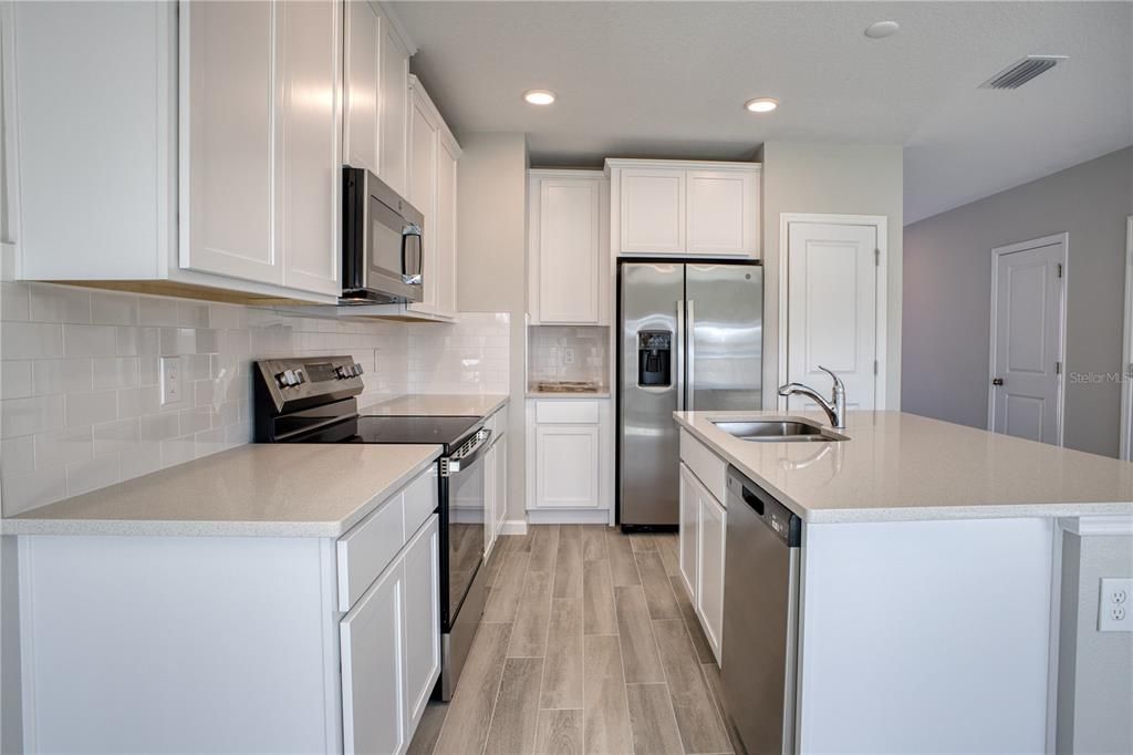 Active With Contract: $2,400 (3 beds, 2 baths, 1379 Square Feet)