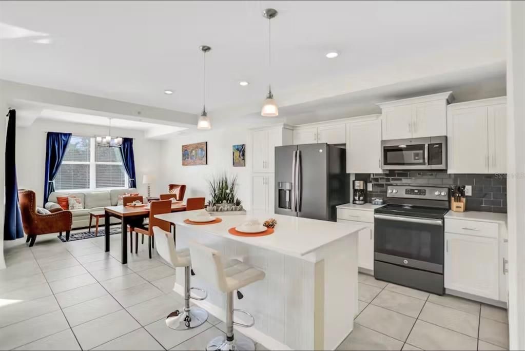 For Rent: $2,100 (2 beds, 2 baths, 1196 Square Feet)