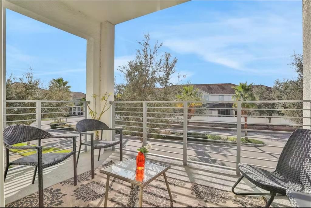 For Rent: $2,100 (2 beds, 2 baths, 1196 Square Feet)