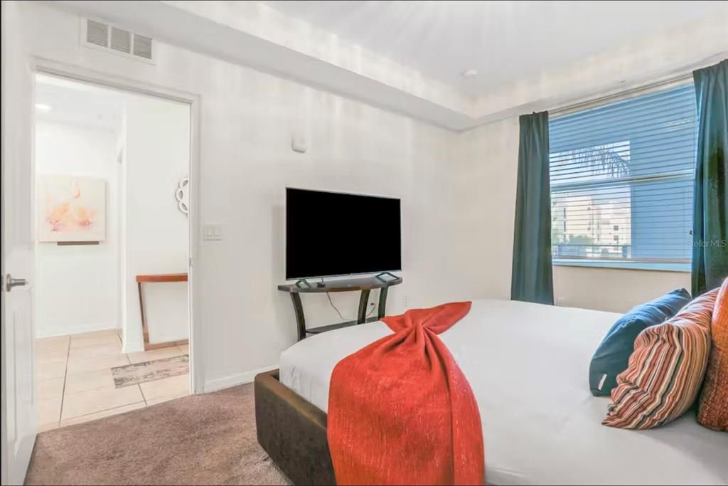 For Rent: $2,100 (2 beds, 2 baths, 1196 Square Feet)