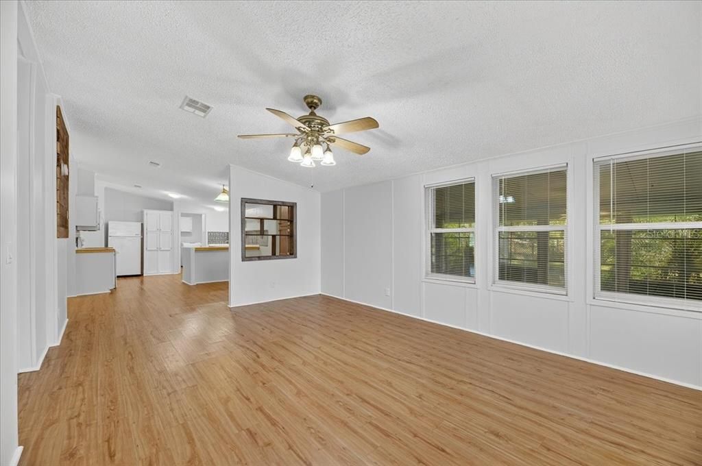 Под контрактом: $275,000 (3 спален, 2 ванн, 1512 Квадратных фут)