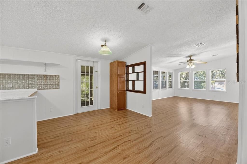 Под контрактом: $275,000 (3 спален, 2 ванн, 1512 Квадратных фут)