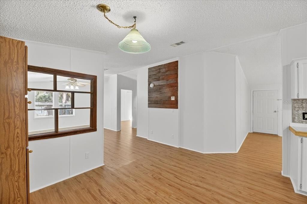 Под контрактом: $275,000 (3 спален, 2 ванн, 1512 Квадратных фут)