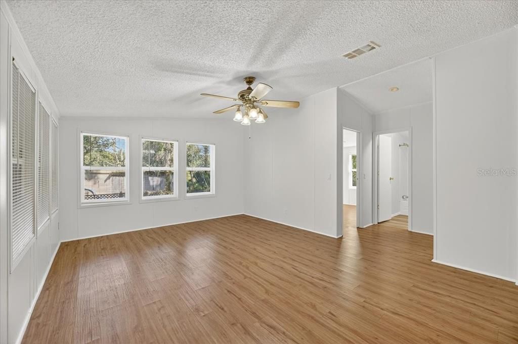 Под контрактом: $275,000 (3 спален, 2 ванн, 1512 Квадратных фут)