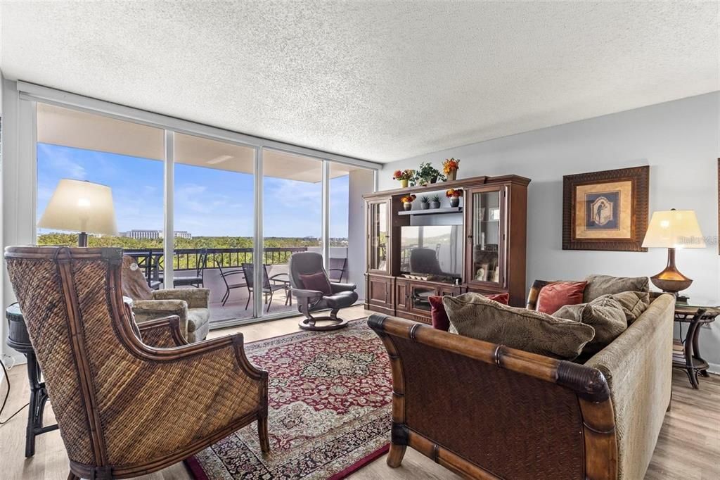 合同活跃: $2,350 (2 贝兹, 2 浴室, 1290 平方英尺)