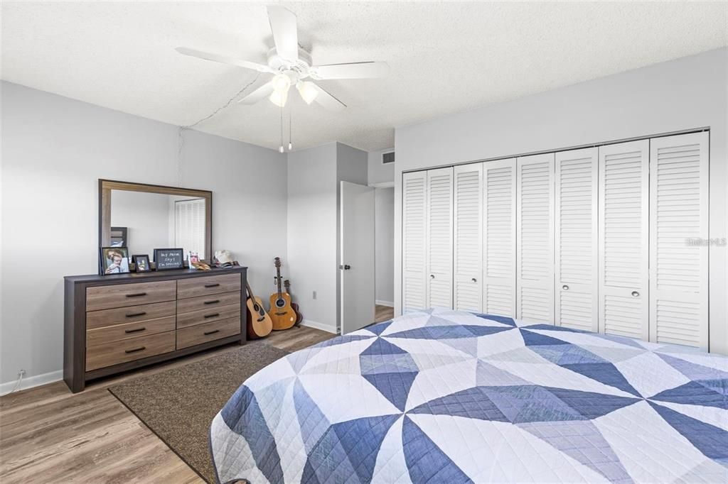 合同活跃: $2,350 (2 贝兹, 2 浴室, 1290 平方英尺)