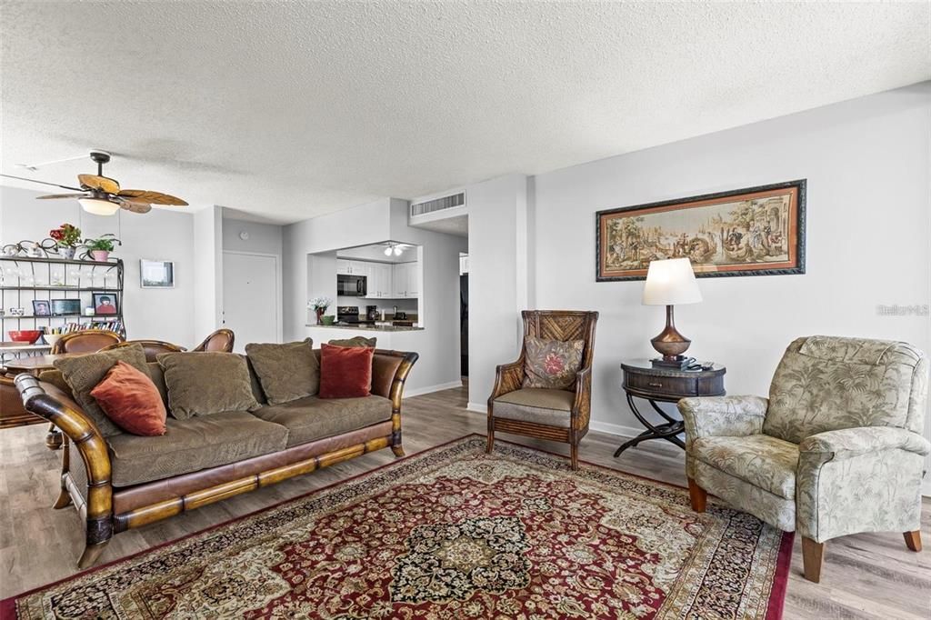 合同活跃: $2,350 (2 贝兹, 2 浴室, 1290 平方英尺)