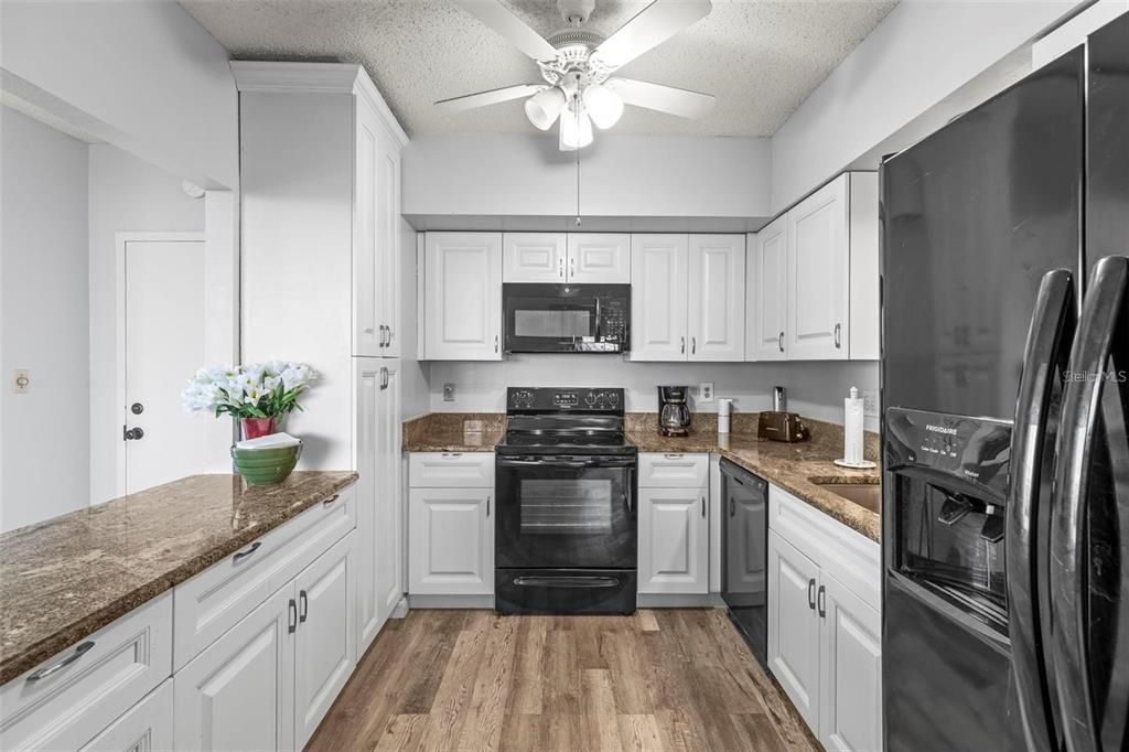 合同活跃: $2,350 (2 贝兹, 2 浴室, 1290 平方英尺)