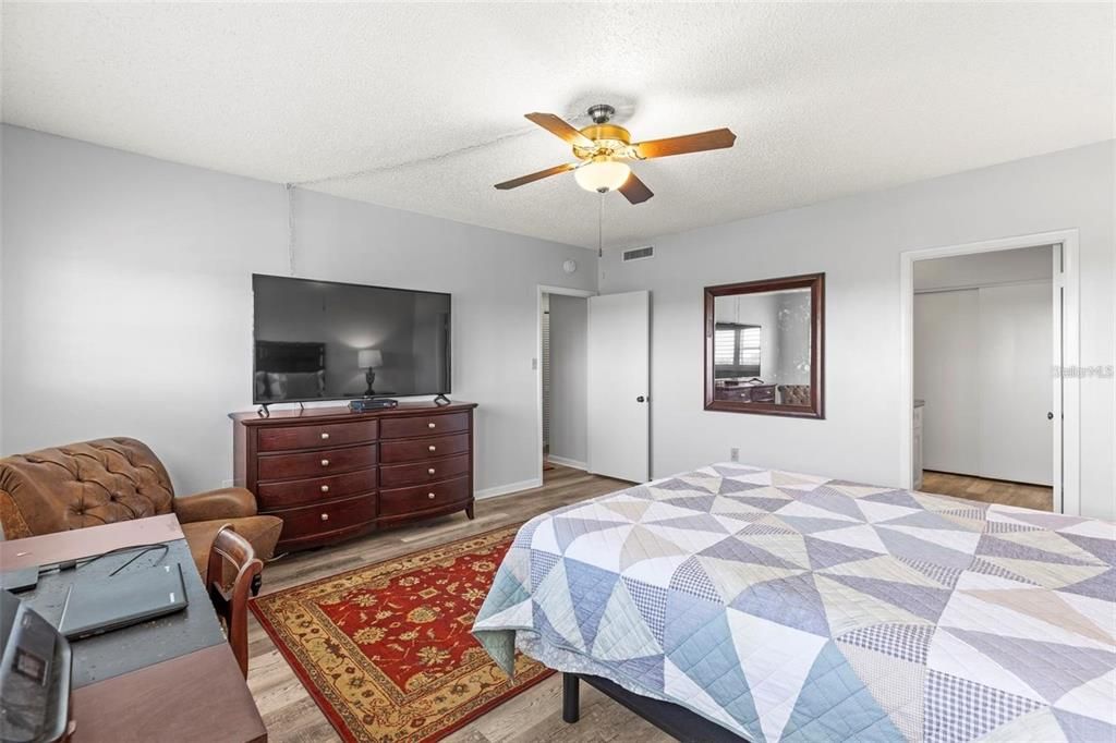 合同活跃: $2,350 (2 贝兹, 2 浴室, 1290 平方英尺)