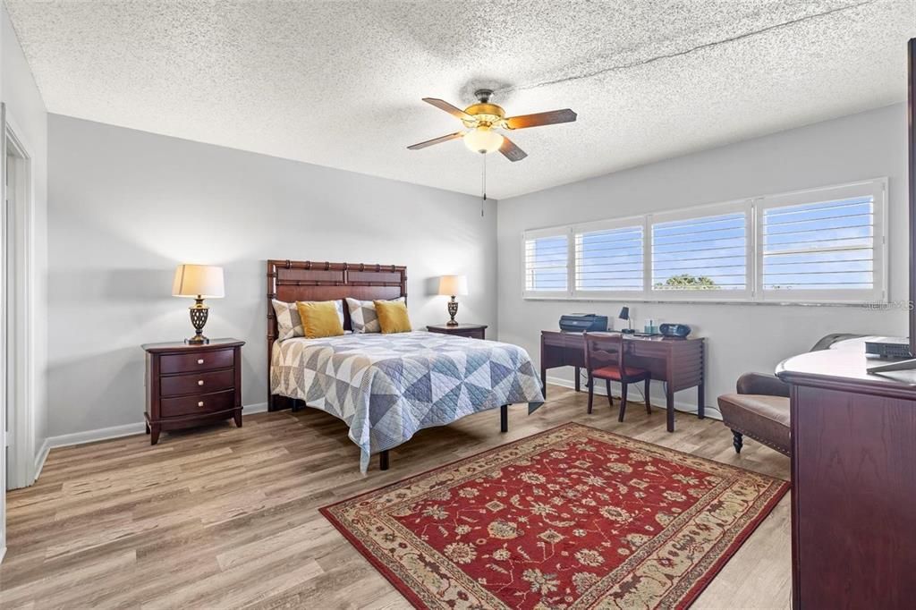 合同活跃: $2,350 (2 贝兹, 2 浴室, 1290 平方英尺)