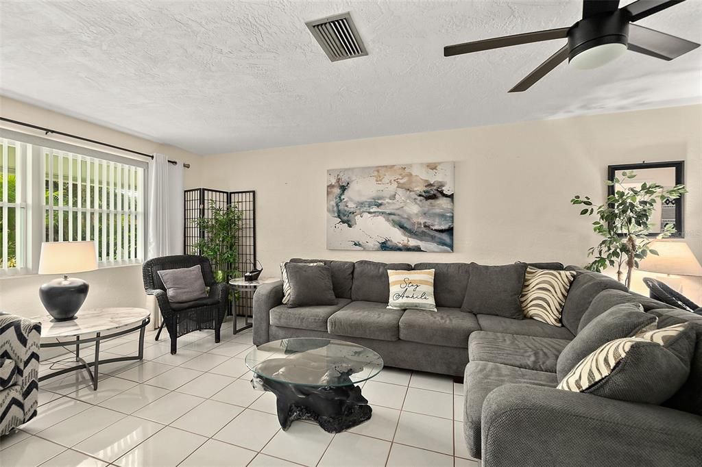 En Venta: $789,000 (3 camas, 2 baños, 1227 Pies cuadrados)