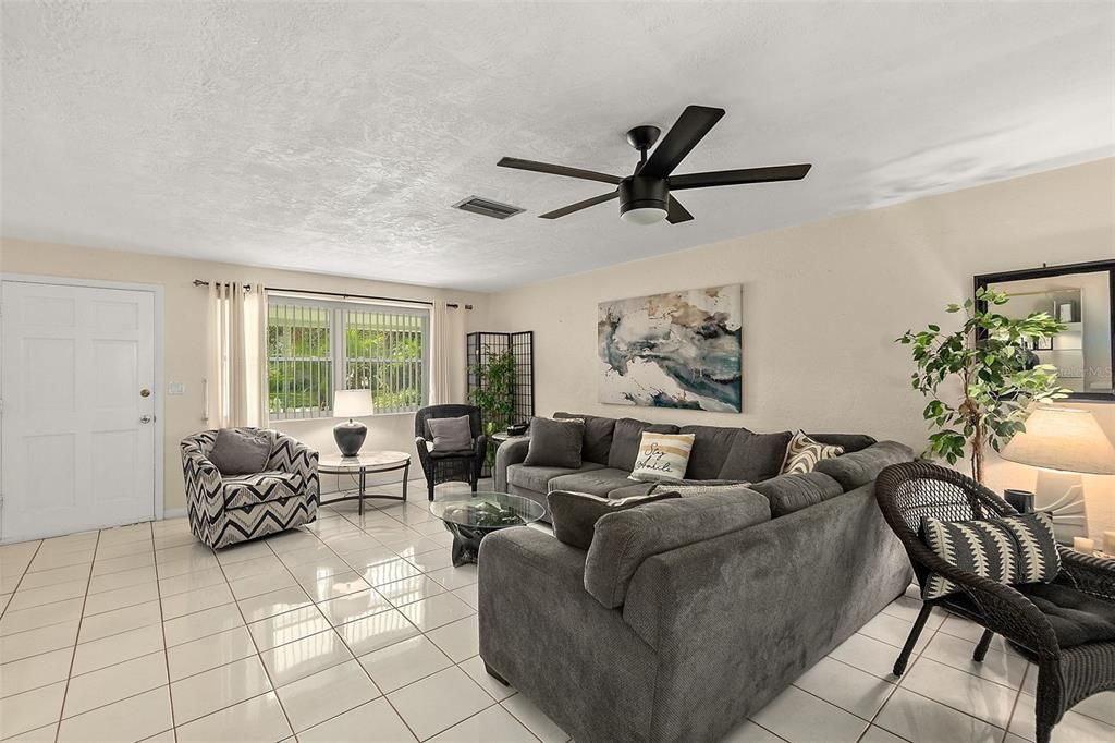 En Venta: $789,000 (3 camas, 2 baños, 1227 Pies cuadrados)