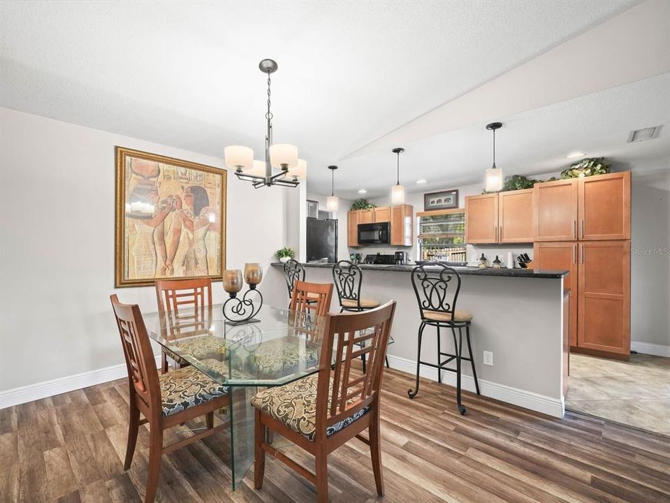 待售: $225,000 (2 贝兹, 2 浴室, 1275 平方英尺)