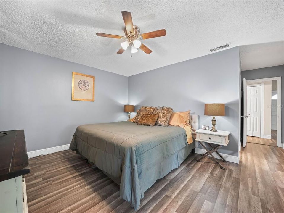 待售: $225,000 (2 贝兹, 2 浴室, 1275 平方英尺)