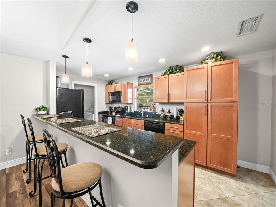 待售: $225,000 (2 贝兹, 2 浴室, 1275 平方英尺)