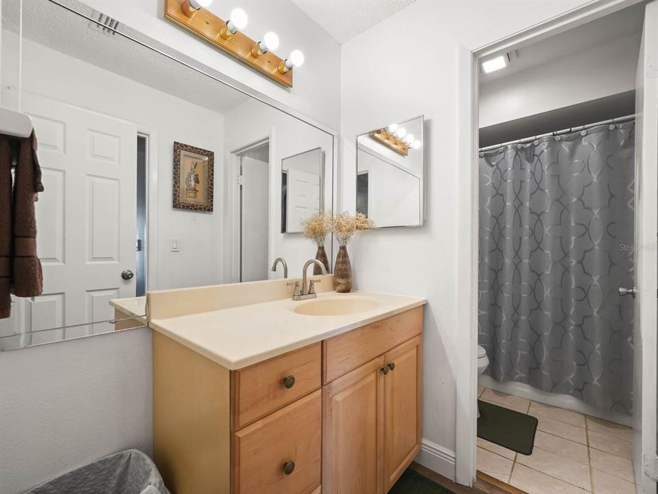 待售: $225,000 (2 贝兹, 2 浴室, 1275 平方英尺)