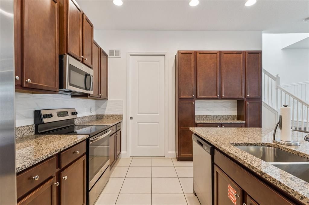 待售: $420,000 (5 贝兹, 4 浴室, 2204 平方英尺)