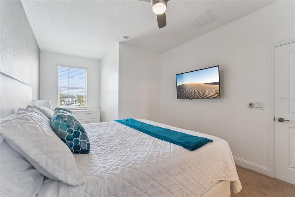 待售: $420,000 (5 贝兹, 4 浴室, 2204 平方英尺)