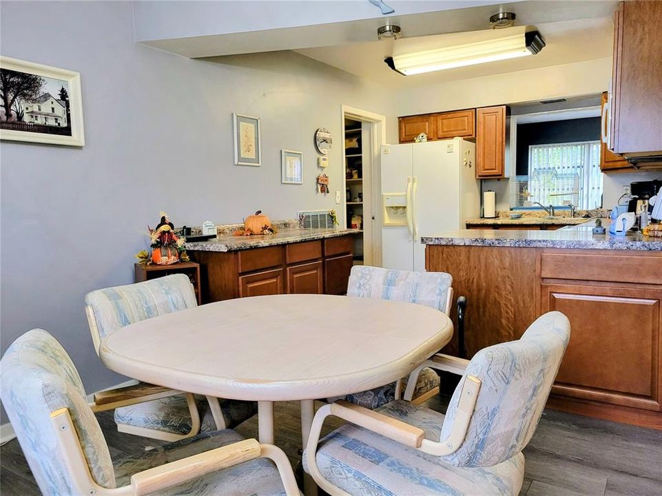 待售: $205,000 (2 贝兹, 2 浴室, 1494 平方英尺)