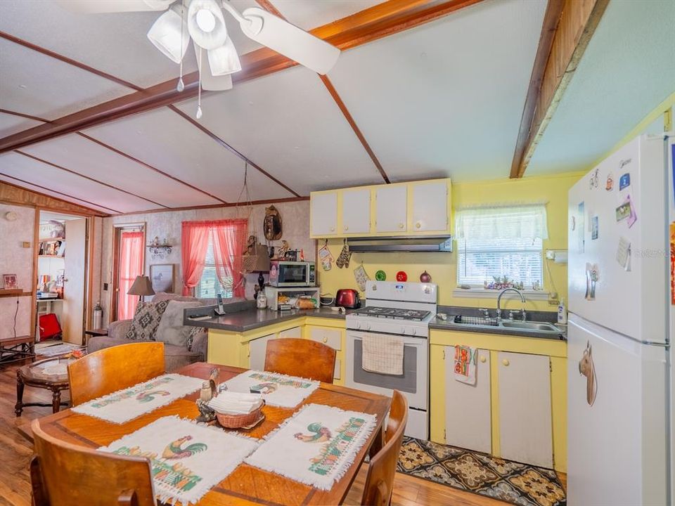 待售: $170,000 (2 贝兹, 1 浴室, 756 平方英尺)