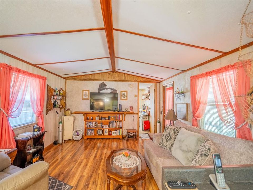 待售: $170,000 (2 贝兹, 1 浴室, 756 平方英尺)