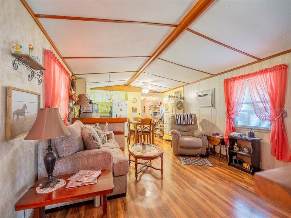 待售: $170,000 (2 贝兹, 1 浴室, 756 平方英尺)